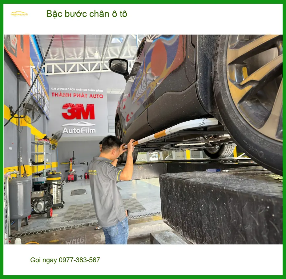 Chị Mai lắp bậc bước chân ô tô cho Kia Carnival tại Quận 11 để tiện lên xuống ảnh thực tế 3