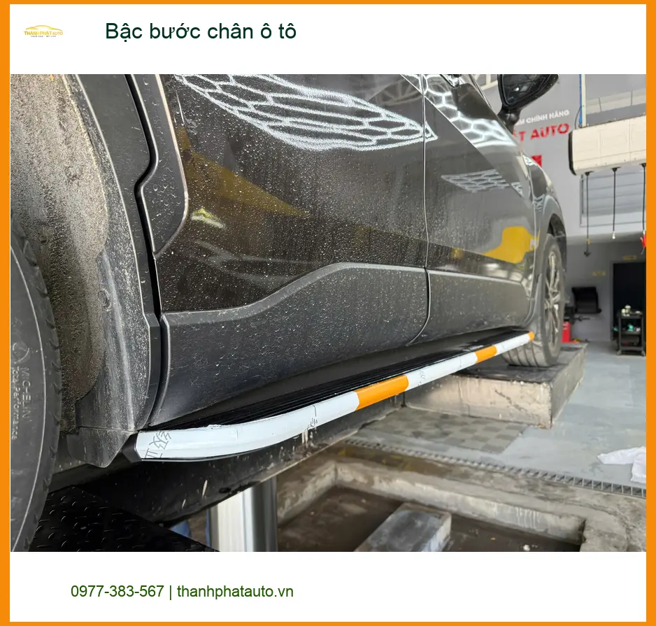 Chị Mai lắp bậc bước chân ô tô cho Kia Carnival tại Quận 11 để tiện lên xuống ảnh thực tế 4