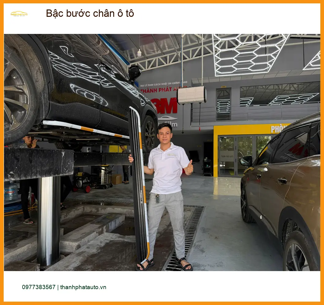 Chị Mai lắp bậc bước chân ô tô cho Kia Carnival tại Quận 11 để tiện lên xuống ảnh thực tế 5