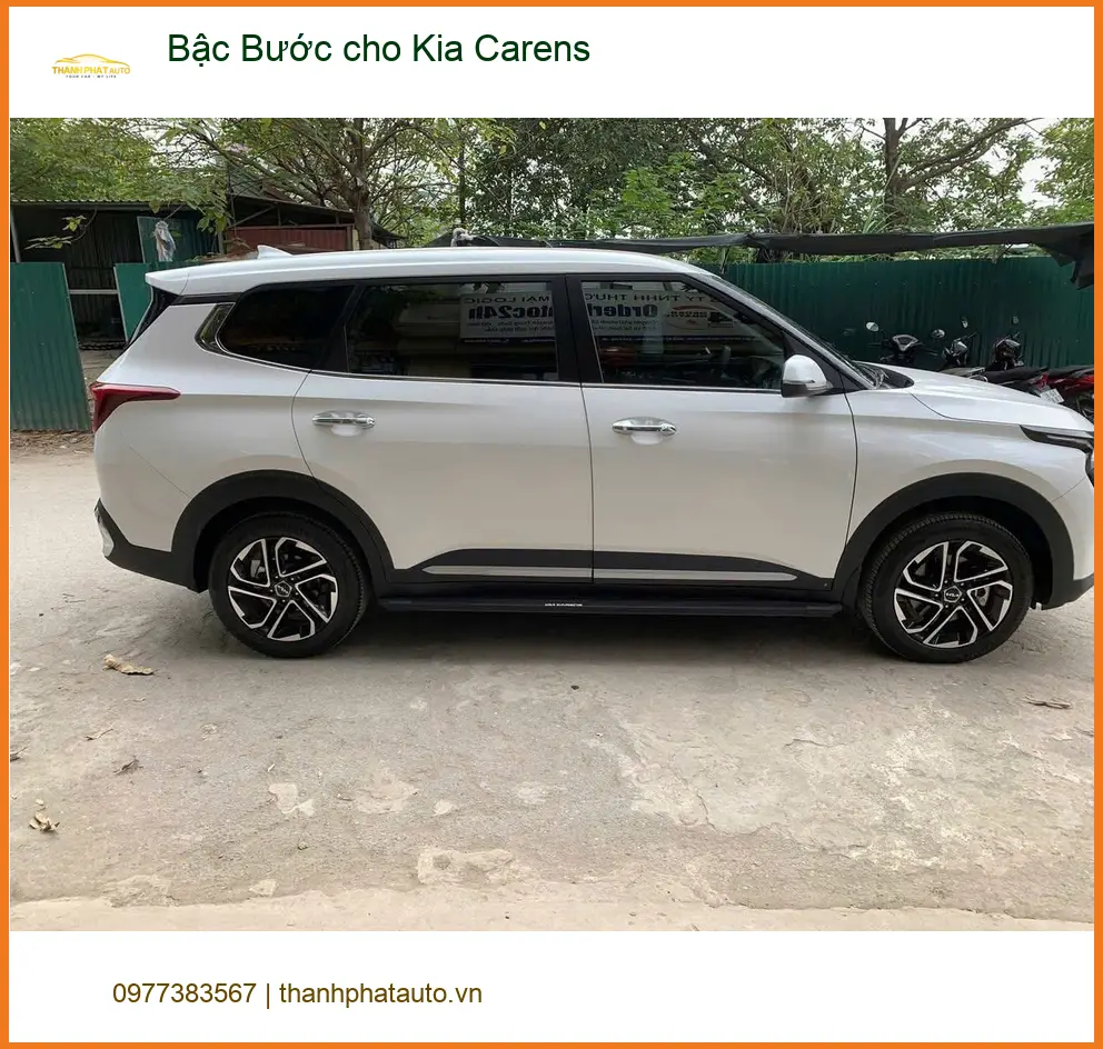 Anh Minh lắp Bậc Bước cho Kia Carens tại Quận 2 để tiện lợi và an toàn hơn