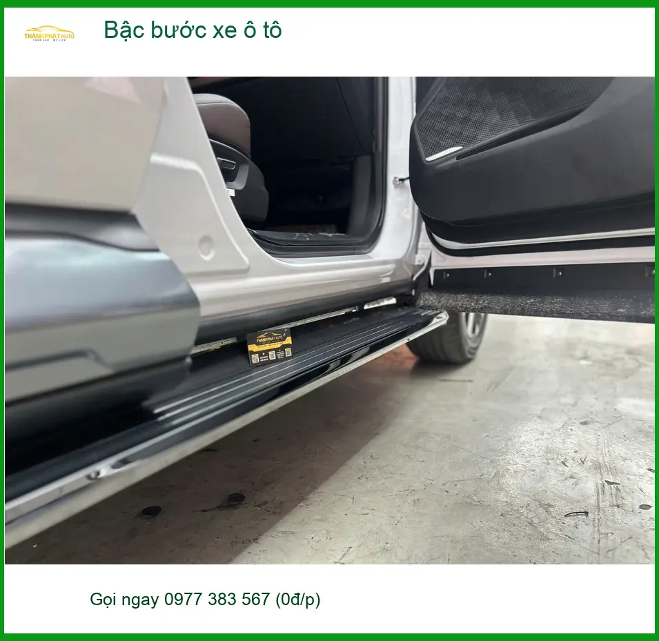 Chị Lan Anh lắp bậc bước xe Ford Everest tại Hóc Môn giúp bé nhỏ lên xuống dễ dàng