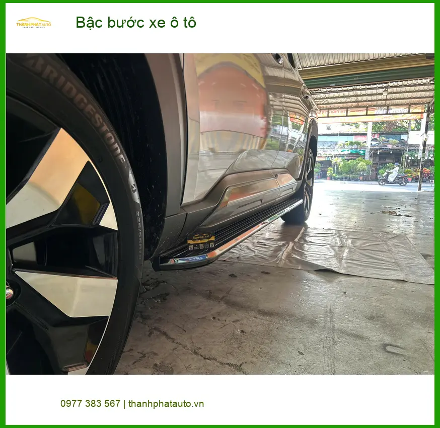 Anh Khôi lắp bậc bước xe ô tô Hyundai SantaFe để ra vào dễ hơn tại Quận Thủ Đức