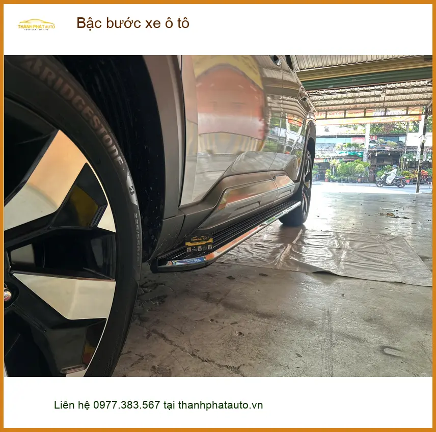 Chị Lan Anh lắp bậc bước xe Ford Everest tại Hóc Môn giúp bé nhỏ lên xuống dễ dàng ảnh thực tế 3