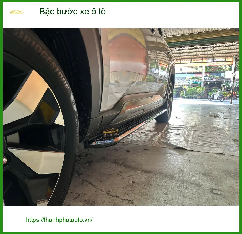 Chị Thảo lắp bậc bước xe Hyundai Santa Fe an toàn cho gia đình tại Quận 4