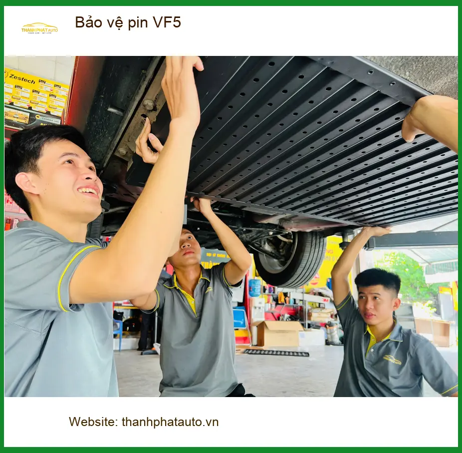 Chú Phát lắp bảo vệ pin VinFast VF5 ở Hóc Môn giữ xe điện bền bỉ ảnh thực tế 4
