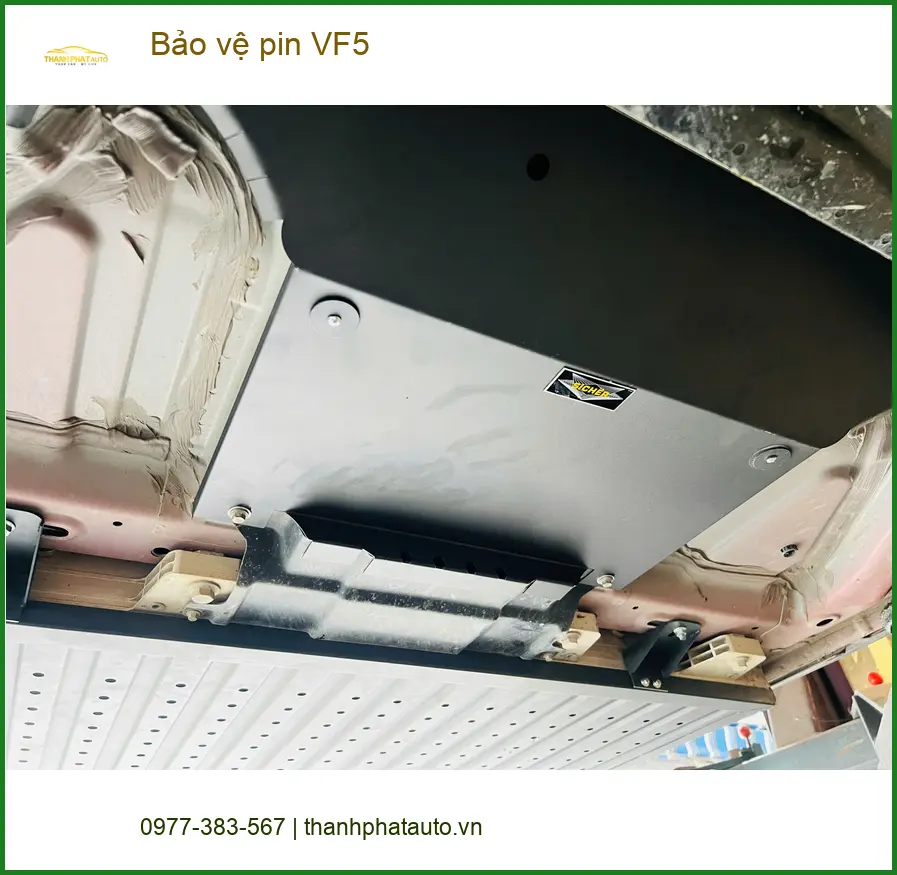 Chị Thảo VF5 bảo vệ pin xe điện tại Quận 10 để kéo dài tuổi thọ