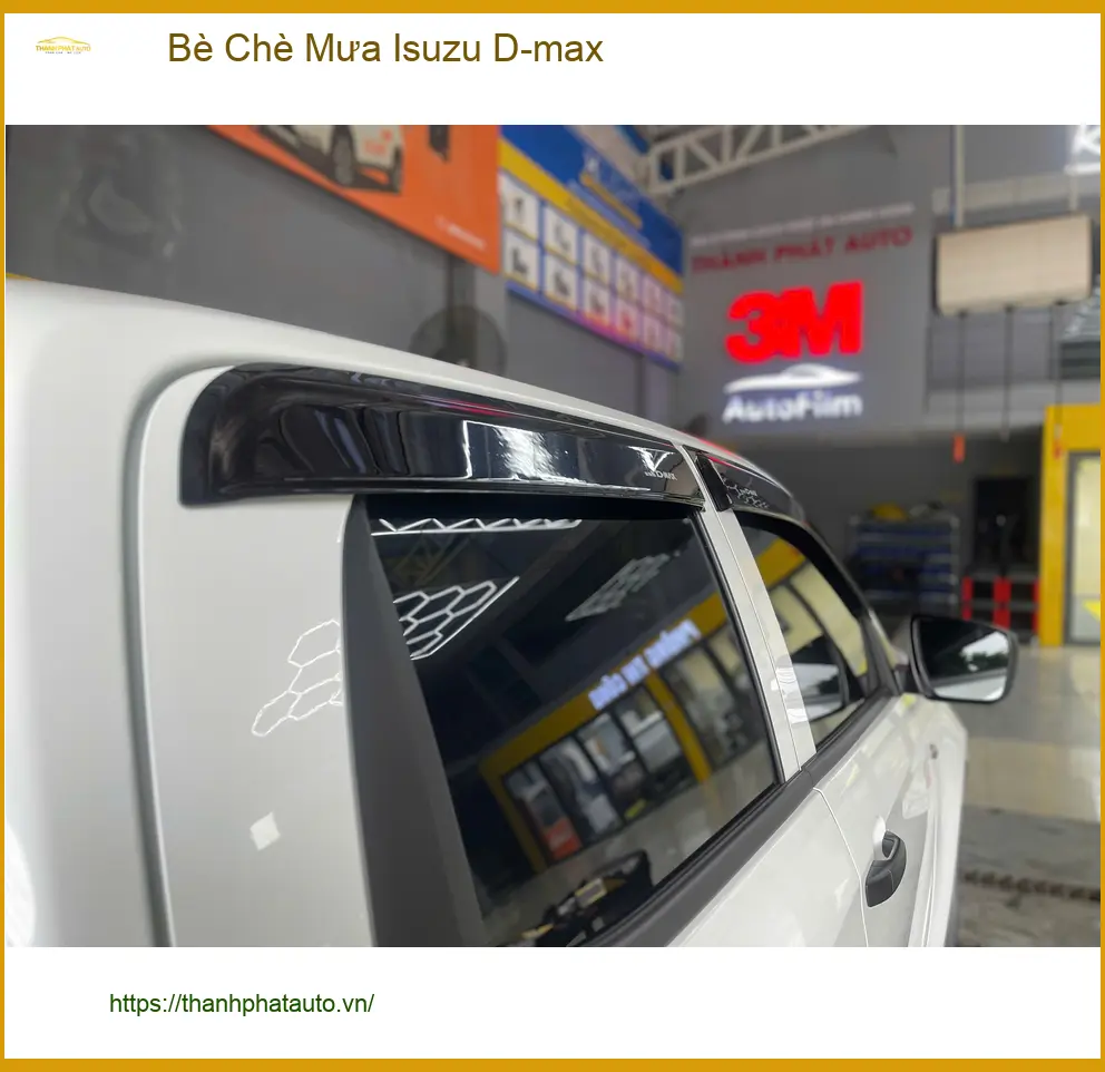 Anh Quốc Anh lắp Vè che mưa Isuzu D-max để tránh mưa tạt khi hé kính ở Quận 1