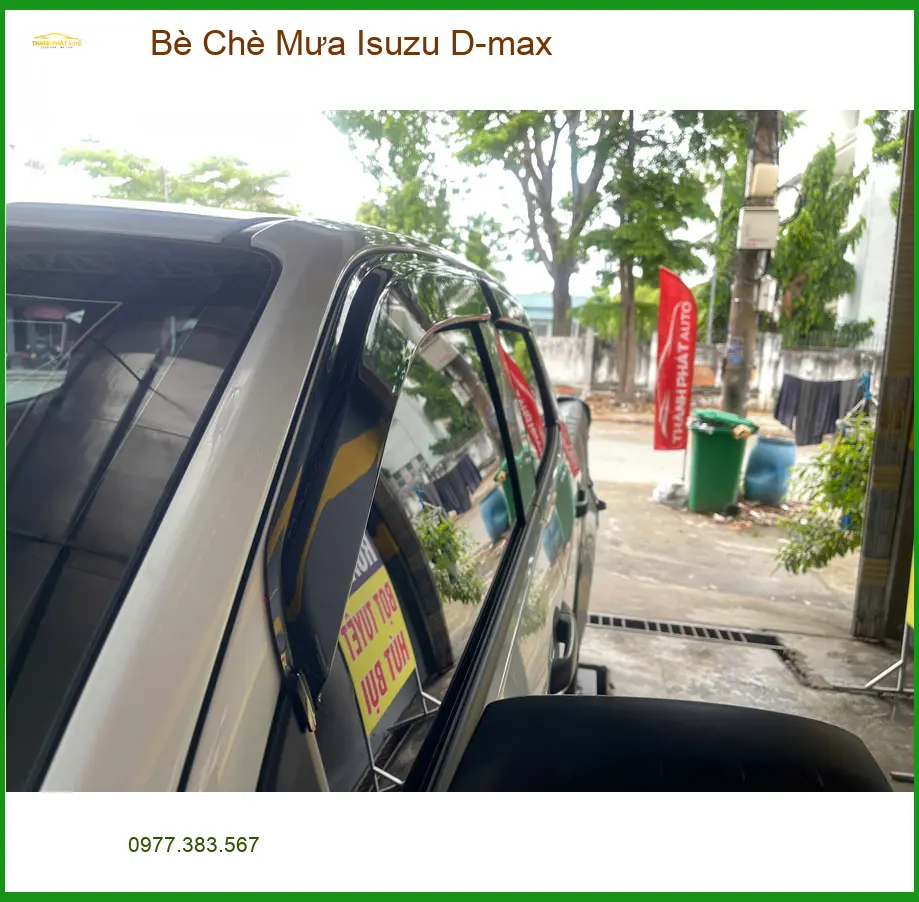 Anh Quốc Anh lắp Vè che mưa Isuzu D-max để tránh mưa tạt khi hé kính ở Quận 1 ảnh thực tế 2