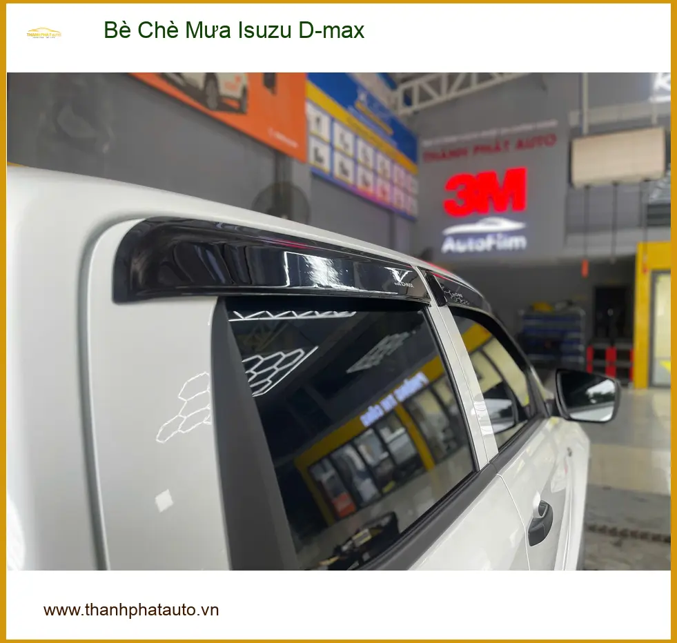 Anh Trọng Gắn Vè Che Mưa Isuzu D-max tại Quận 5 để thoải mái hé kính khi trời mưa ảnh thực tế 2