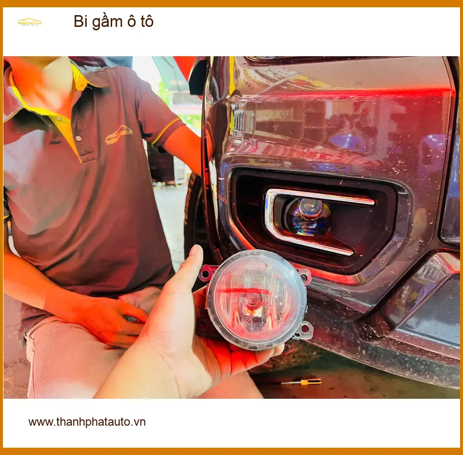 Chị Thanh độ bi gầm ô tô Honda Civic tại Quận 9 vì đèn zin yếu.