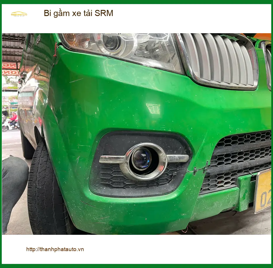 Anh Minh lắp bi gầm xe tải SRM tại Quận 3 để tăng cường độ sáng khi đi đêm