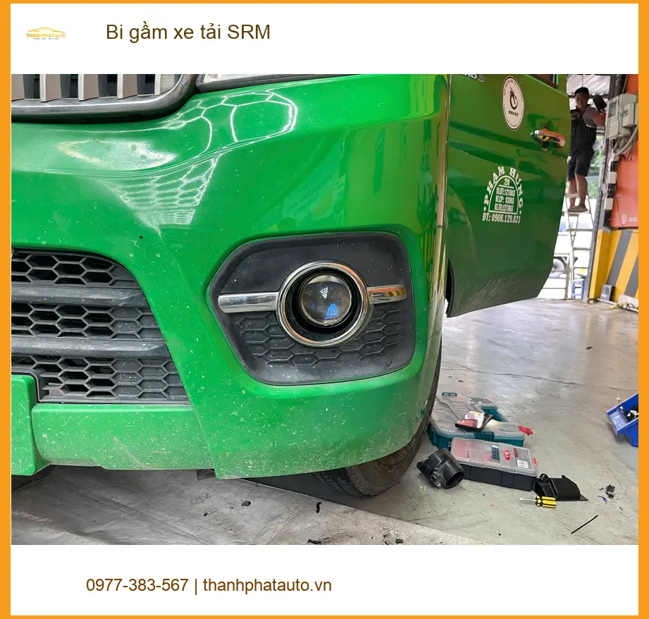Anh Minh lắp bi gầm xe tải SRM tại Quận 3 để tăng cường độ sáng khi đi đêm ảnh thực tế 4