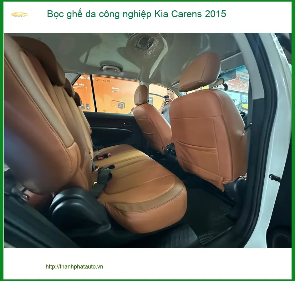 Chị Thanh bọc ghế da công nghiệp Kia Carens 2015 tại Quận 12 ảnh thực tế 4
