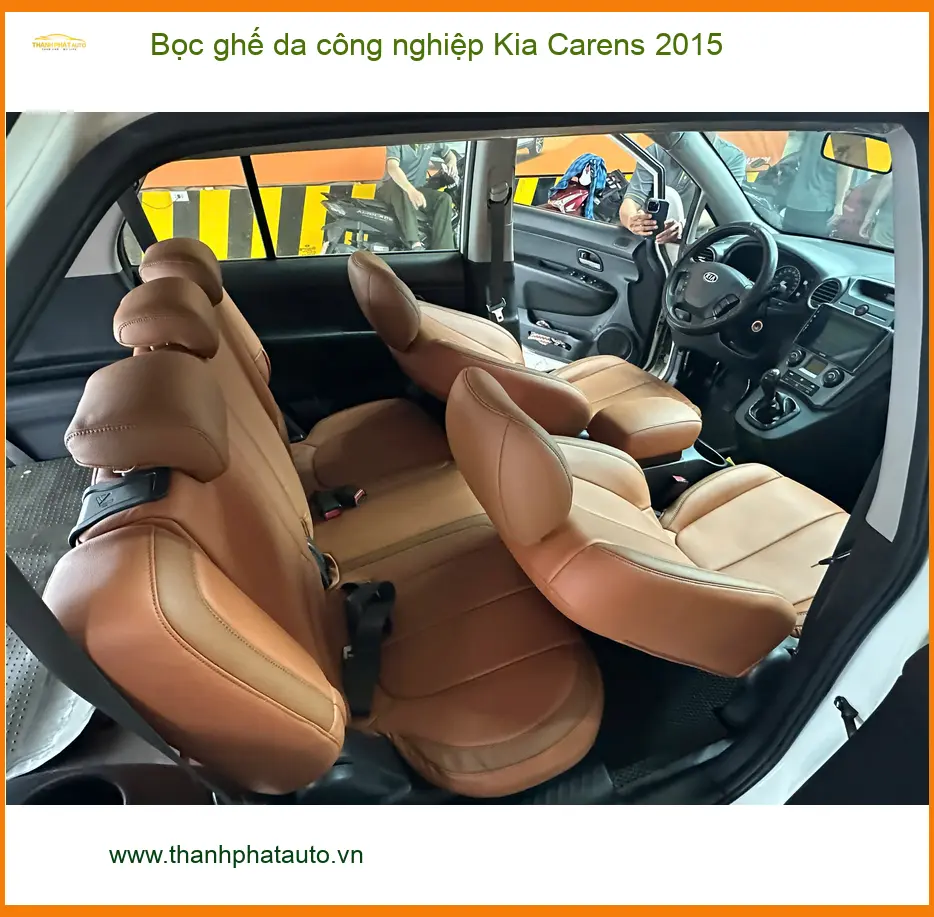 Chị Ngân bọc ghế da công nghiệp Kia Carens 2015 tại Quận 9 để nâng tầm không gian xe