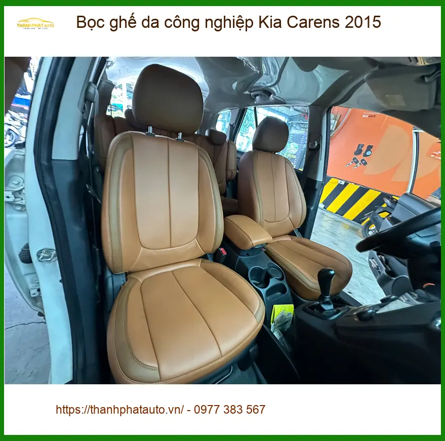 Anh Nam bọc ghế da công nghiệp Kia Carens 2015 ở Quận Phú Nhuận.
