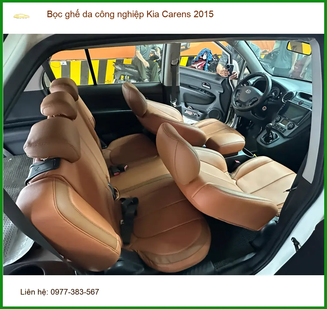 Anh Tùng bọc ghế da công nghiệp Kia Carens 2015 tại Quận Gò Vấp vì ghế cũ đã xuống cấp