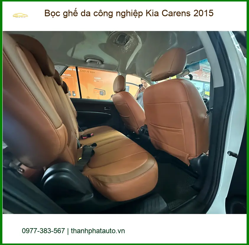 Anh Tùng bọc ghế da công nghiệp Kia Carens 2015 tại Quận Gò Vấp vì ghế cũ đã xuống cấp ảnh thực tế 3