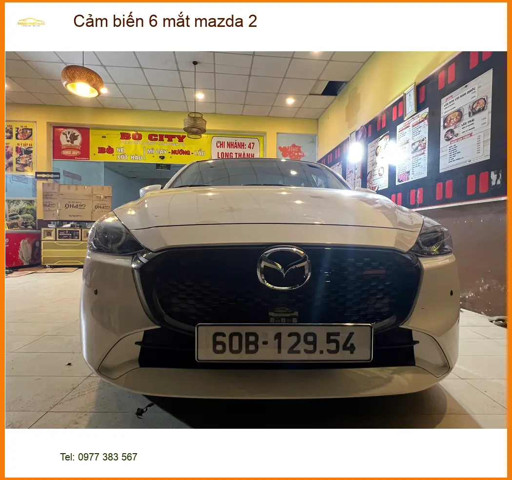 Anh Tùng lắp cảm biến 6 mắt Mazda 2 tại Gò Vấp để lùi xe an toàn hơn