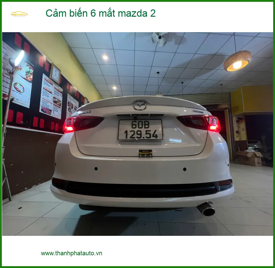 Anh Tùng lắp cảm biến 6 mắt Mazda 2 tại Gò Vấp để lùi xe an toàn hơn ảnh thực tế 2