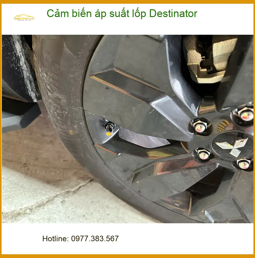 Anh Phước lắp Cảm biến áp suất lốp Destinator cho xe tại Thủ Đức