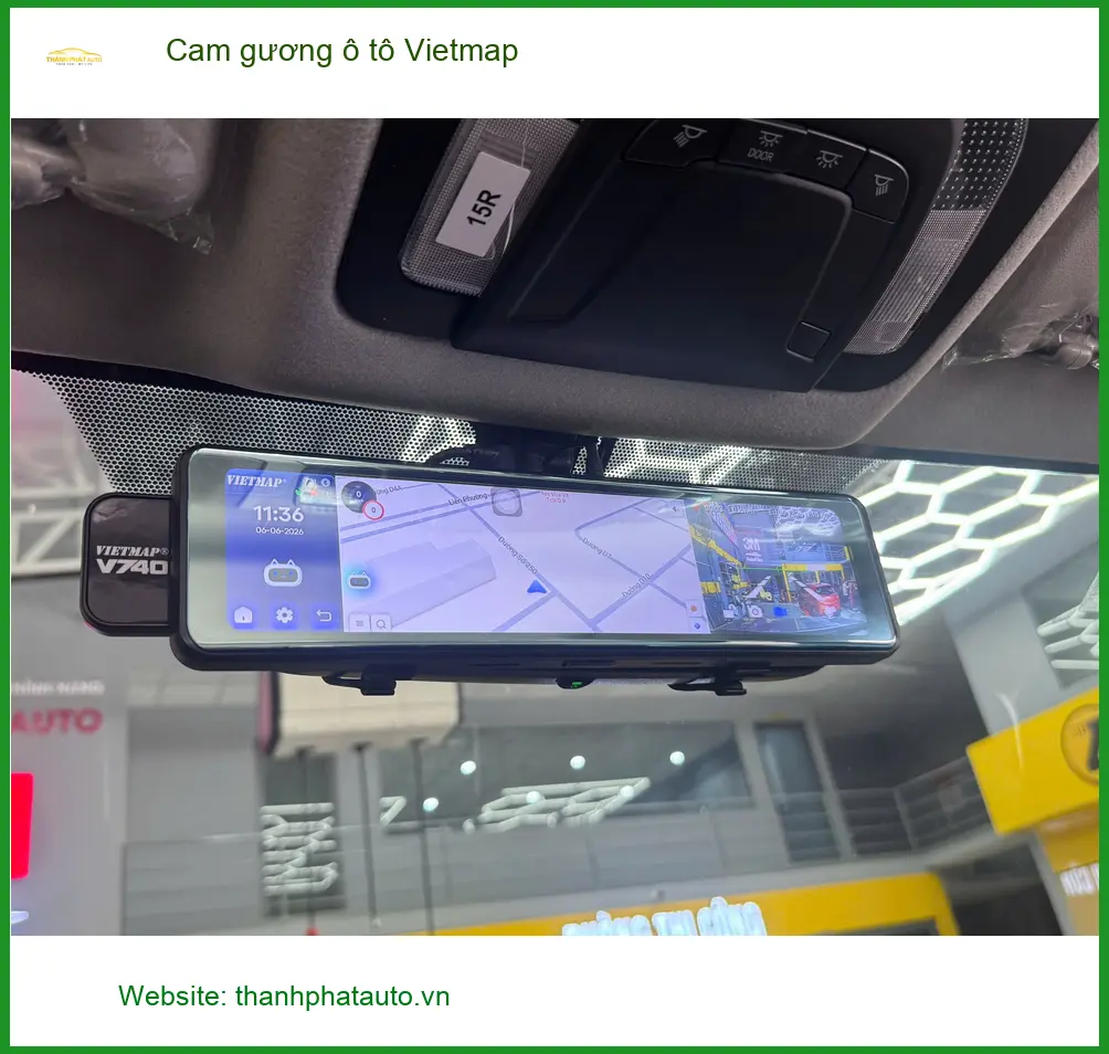 Anh Nam lắp cam gương ô tô Vietmap cho Toyota Camry tại Quận 1 an toàn hơn.