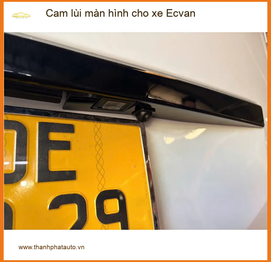 Chú An lắp cam lùi màn hình cho xe Ecvan tại Quận 1 vì hay đậu xe vào hẻm nhỏ