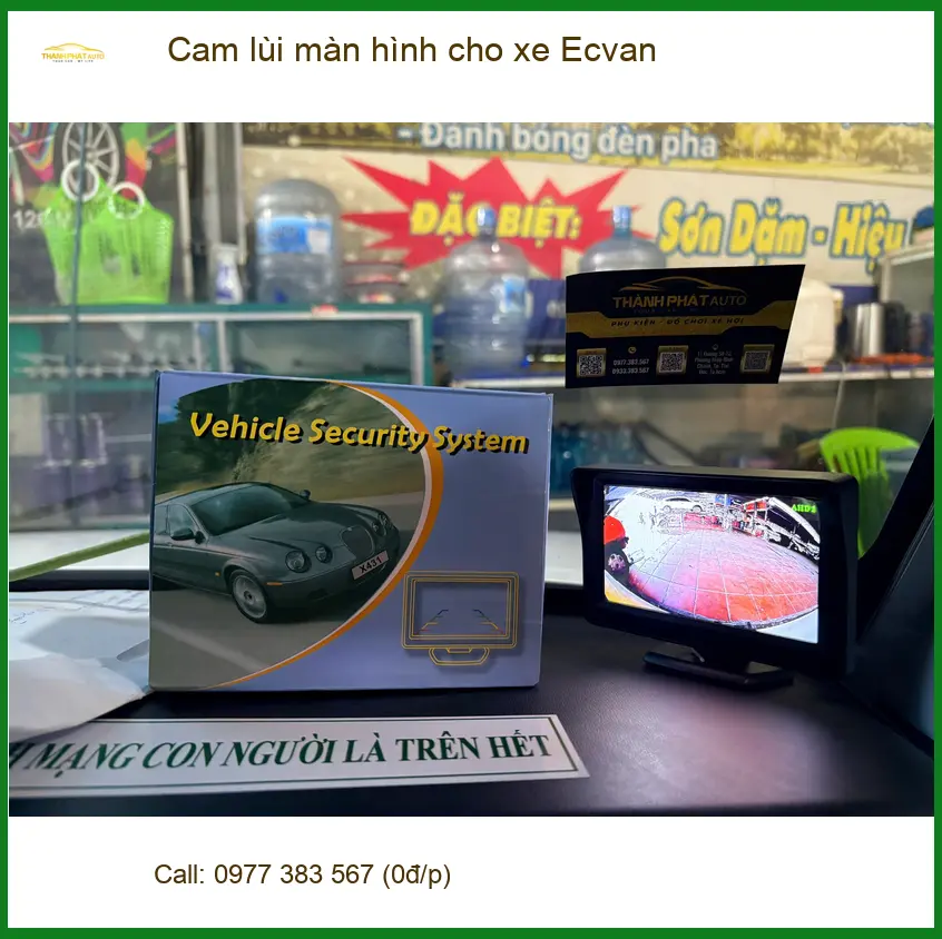 Anh Tùng lắp cam lùi màn hình cho xe Ecvan Quận 12 để an tâm hơn khi đỗ xe