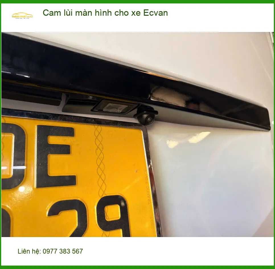 Chị Thảo lắp cam lùi màn hình cho xe Ecvan ở Cần Giờ để dễ dàng đỗ xe