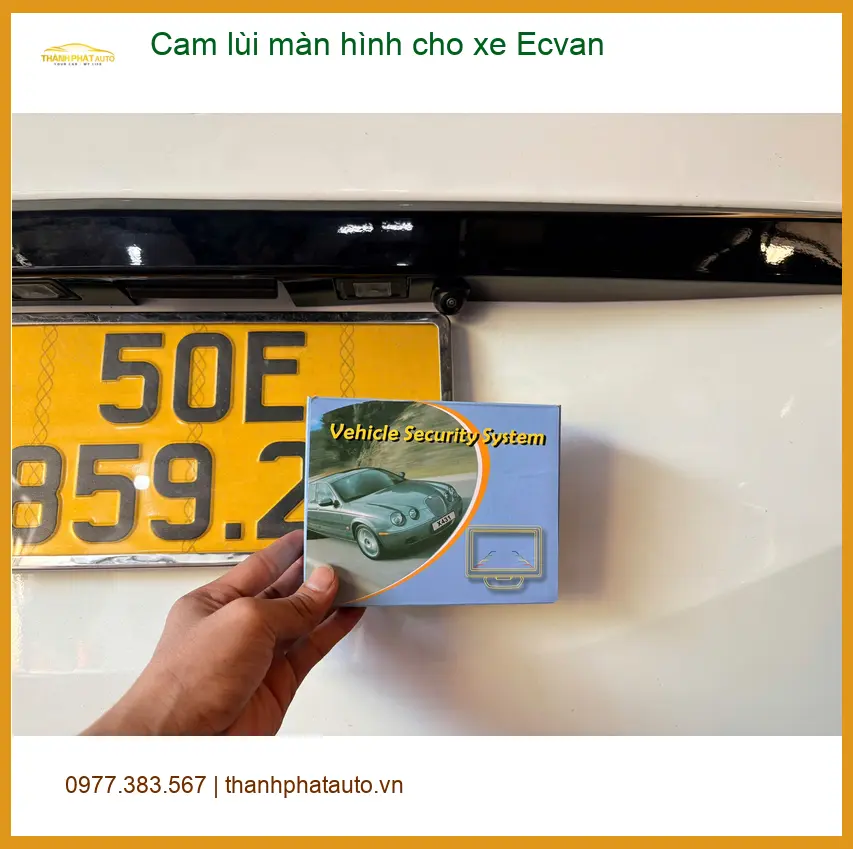 Chị Thảo lắp cam lùi màn hình cho xe Ecvan ở Cần Giờ để dễ dàng đỗ xe ảnh thực tế 2