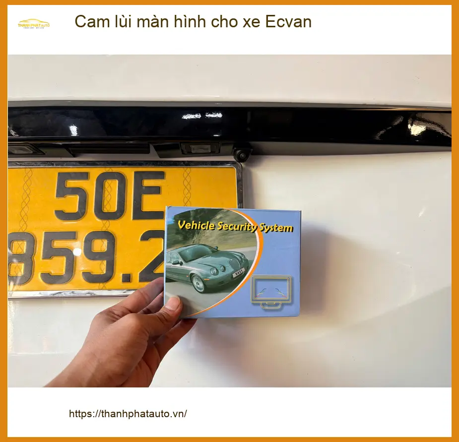 Anh Khoa lắp cam lùi màn hình cho xe Ecvan tại Quận 2 để lùi xe an toàn hơn