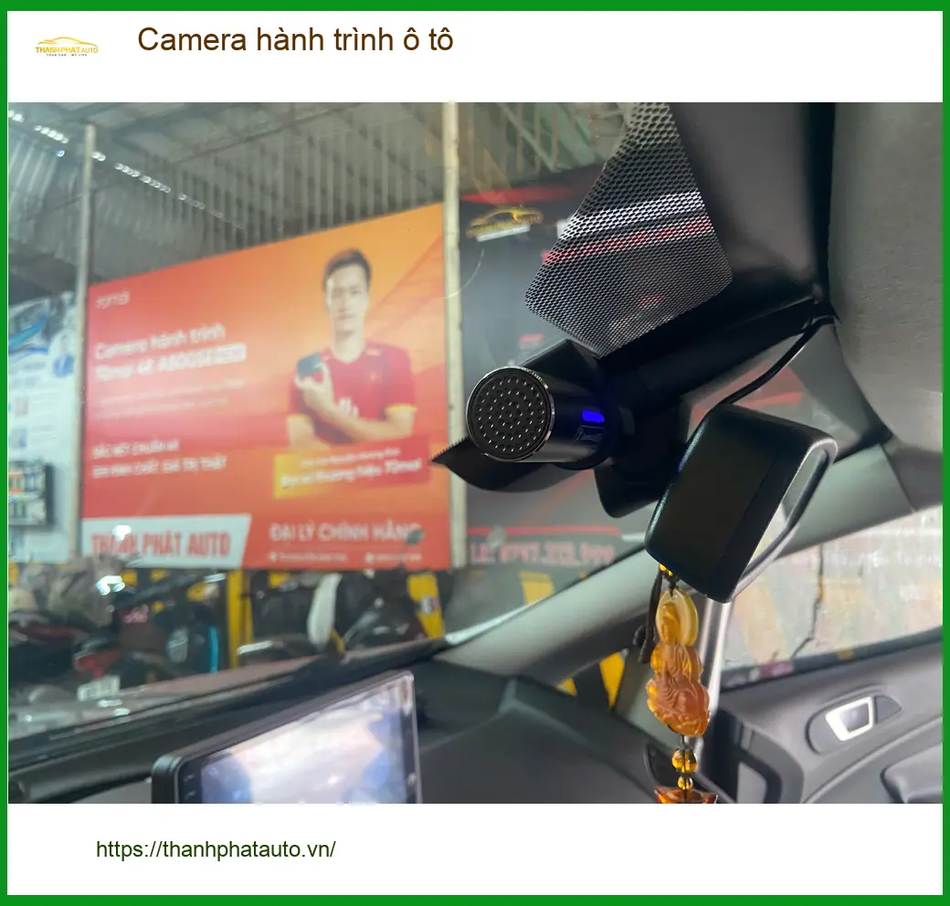 Chú Bình lắp Camera hành trình ô tô cho Toyota Camry tại Thủ Đức an toàn di chuyển.