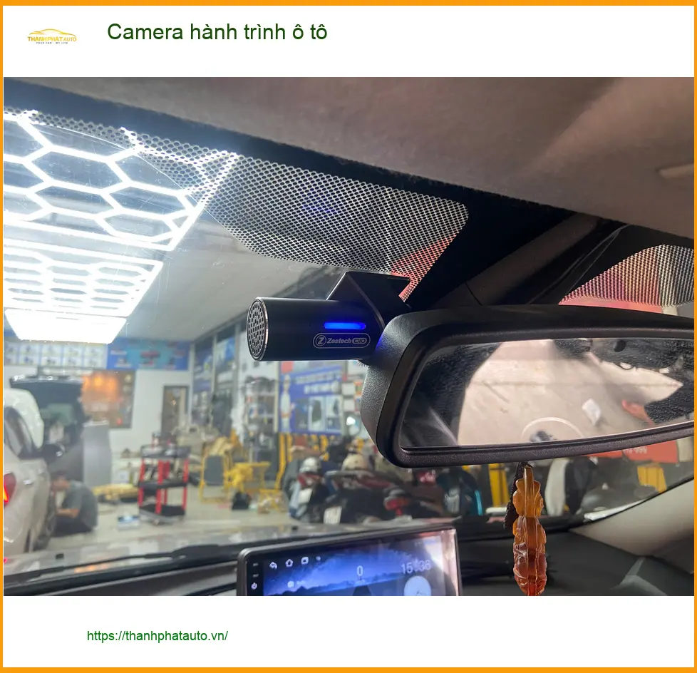 Chú Bình lắp Camera hành trình ô tô cho Toyota Camry tại Thủ Đức an toàn di chuyển. ảnh thực tế 3