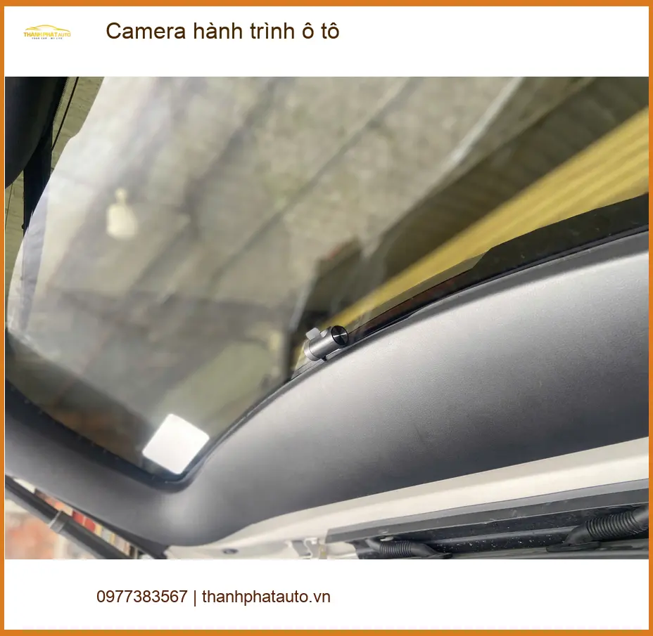 Chú Long lắp Camera hành trình ô tô cho VinFast Lux A2.0 tại Quận 2.