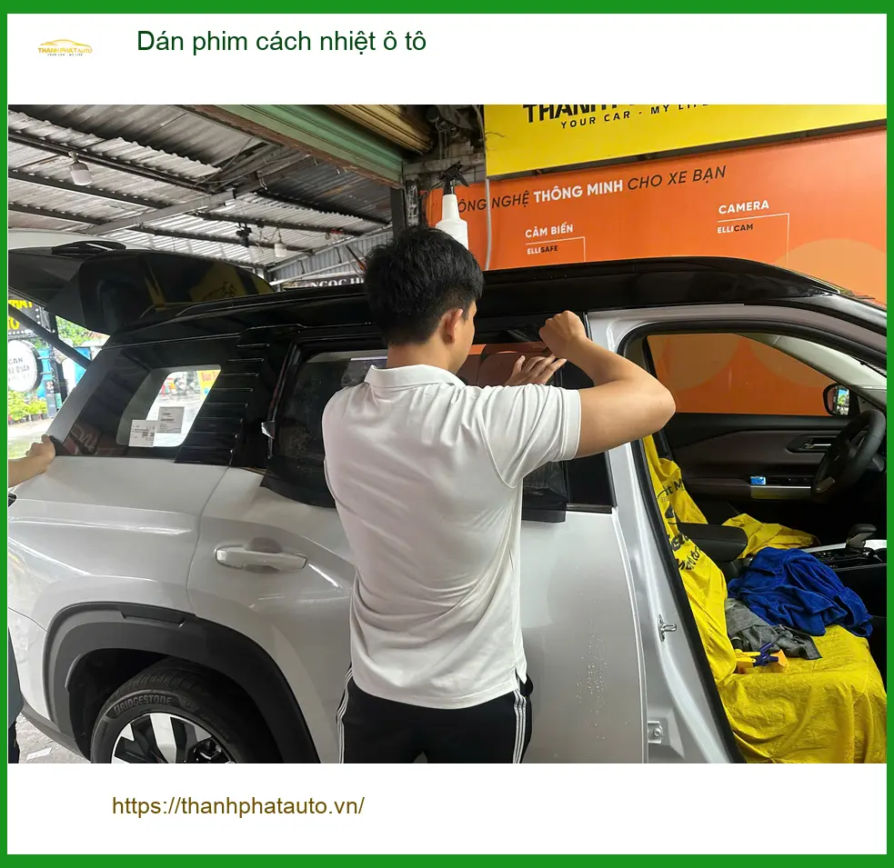 Chị Mai dán phim cách nhiệt ô tô Kia Carnival tại Quận 12 trước mùa nắng nóng