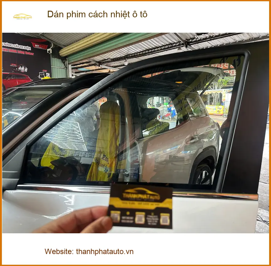 Chị Mai dán phim cách nhiệt ô tô Kia Carnival tại Quận 12 trước mùa nắng nóng ảnh thực tế 3