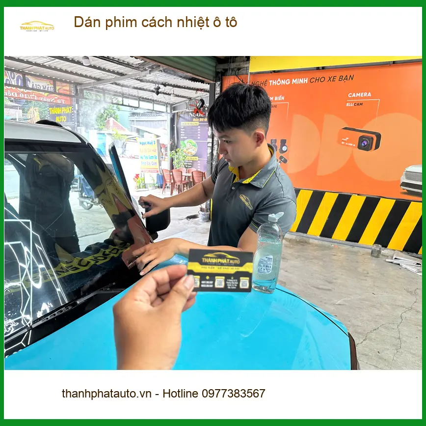 Chị Thảo dán phim cách nhiệt ô tô cho Hyundai Accent tại Hóc Môn chuẩn bị đón nắng hè