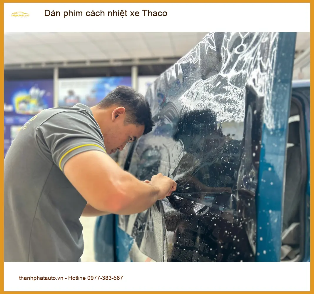 Anh Khải dán phim cách nhiệt Thaco Towner đối phó nắng gắt Quận Gò Vấp