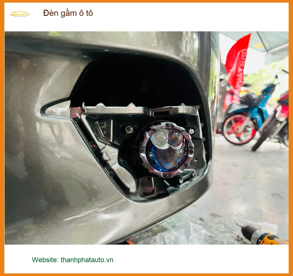 Chú Lâm độ đèn gầm ô tô cho Toyota Camry vì đèn zin yếu ở Bình Chánh