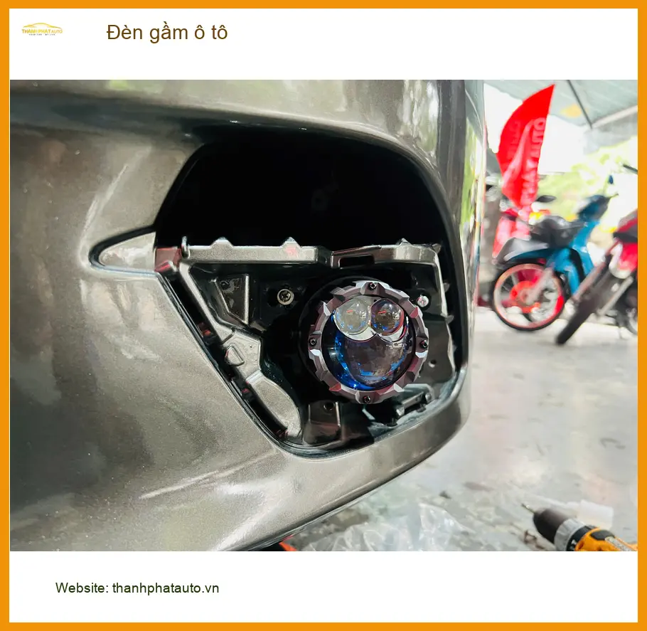 Chú Quang độ đèn gầm ô tô cho Ford Everest tại Quận 2 vì đèn zin kém sáng ảnh thực tế 5