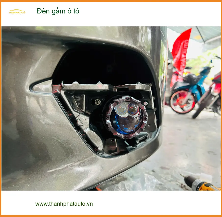 Chị Minh độ đèn gầm ô tô Hyundai Accent tại Quận Phú Nhuận chính hãng vì đèn zin yếu