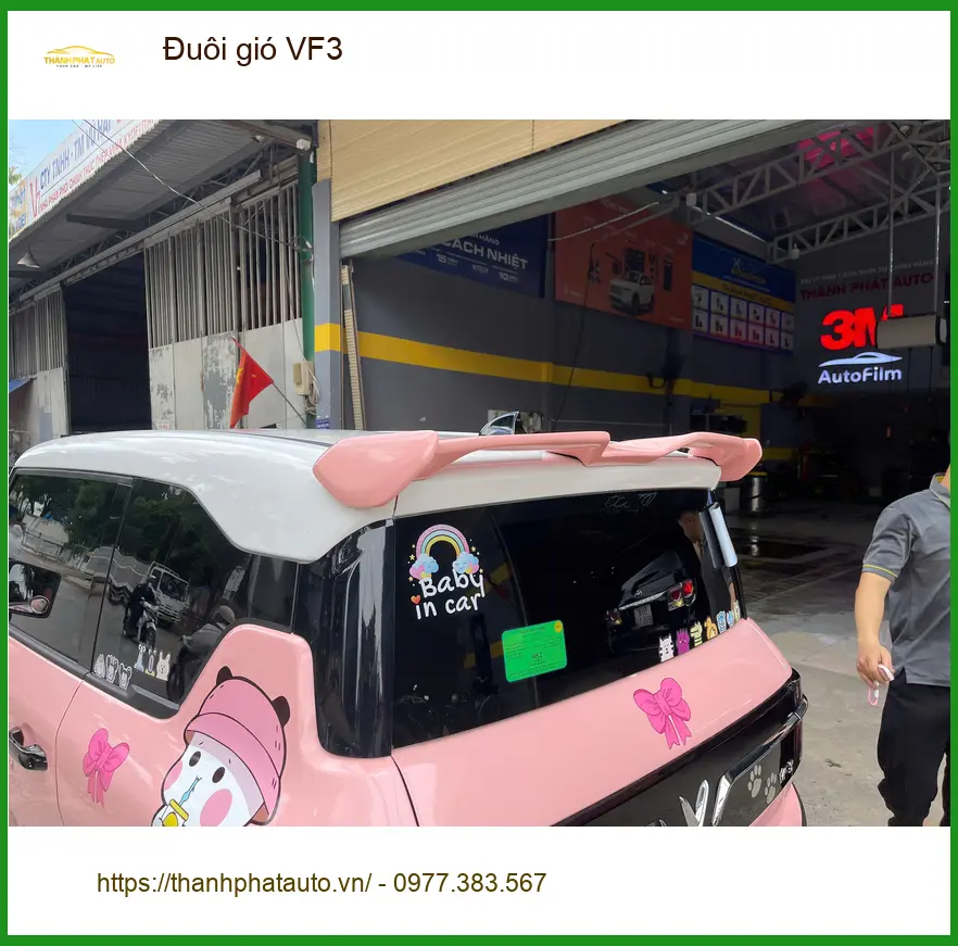 Chú Tùng lắp đuôi gió VF3 tại Quận 9 để xe trông thể thao và cá tính hơn