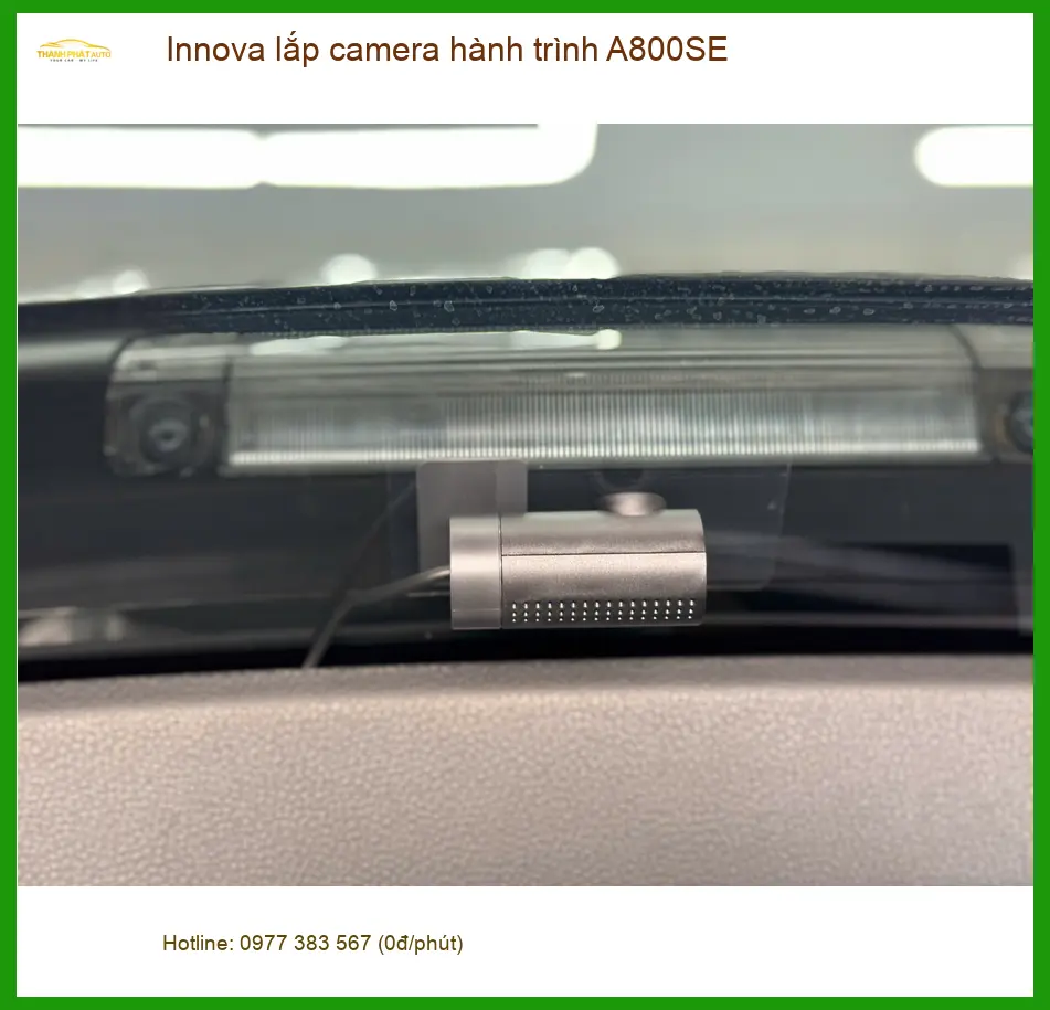 Anh Phi lắp camera hành trình A800SE cho Innova tại Quận 1 để lái xe an toàn.