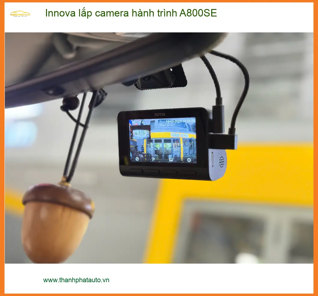 Anh Phi lắp camera hành trình A800SE cho Innova tại Quận 1 để lái xe an toàn. ảnh thực tế 3