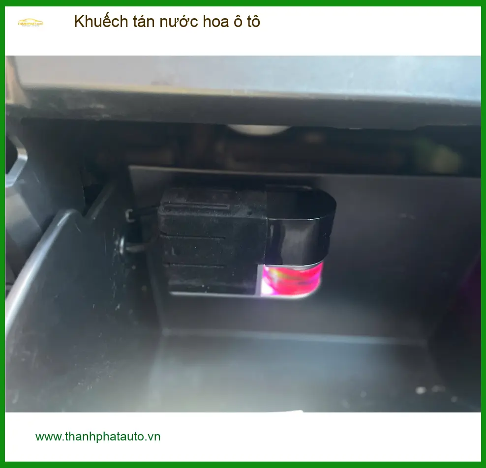 Chị Thảo lắp khuếch tán nước hoa ô tô cho Honda CRV tại Quận 8 ảnh thực tế 2