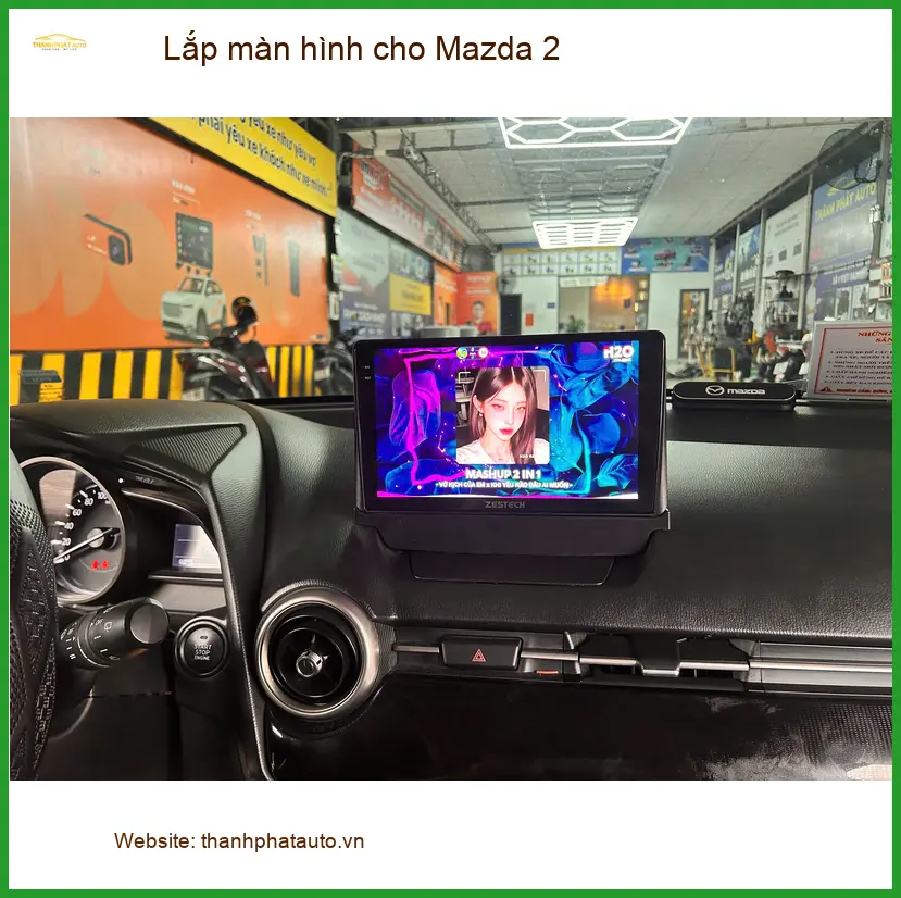 Anh Tấn lắp màn hình cho Mazda 2 tại Quận 3 để nâng cao trải nghiệm giải trí