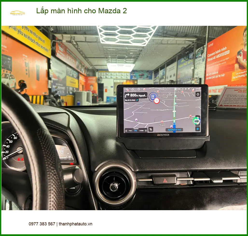 Chị Thảo lắp màn hình Android cho Mazda 2 tại Hóc Môn để tiện xem bản đồ