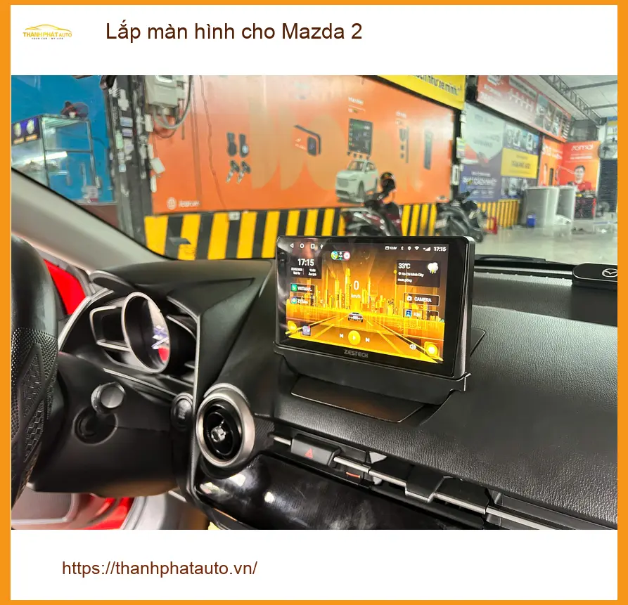 Chị Thảo lắp màn hình cho Mazda 2 tại Quận Bình Tân vì màn zin cũ đã quá lỗi thời ảnh thực tế 2
