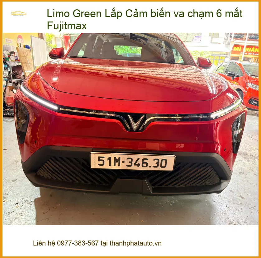 Anh Quang lắp Cảm biến va chạm 6 mắt Fujitmax cho Limo Green tại Quận 3.