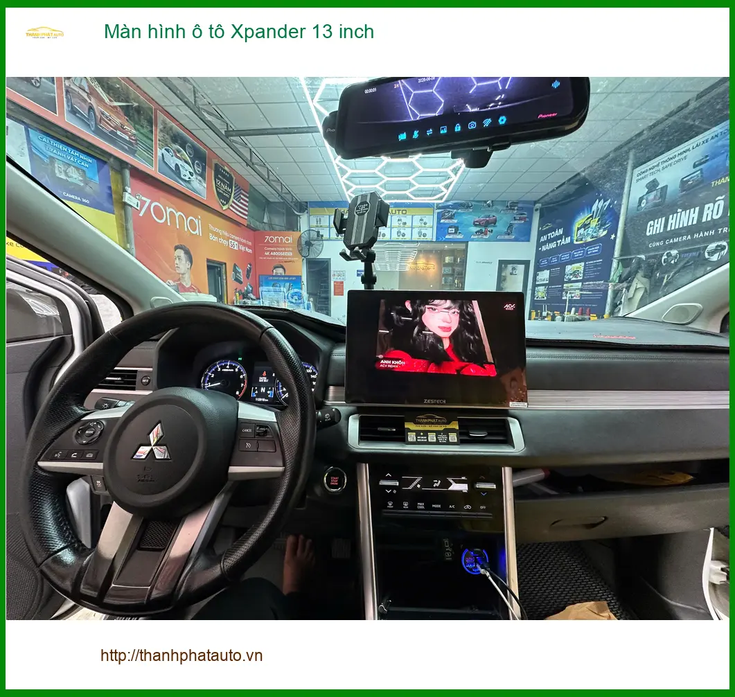 Anh Khải lắp màn hình ô tô Xpander 13 inch tại Quận 11 vì màn hình cũ quá nhỏ ảnh thực tế 3