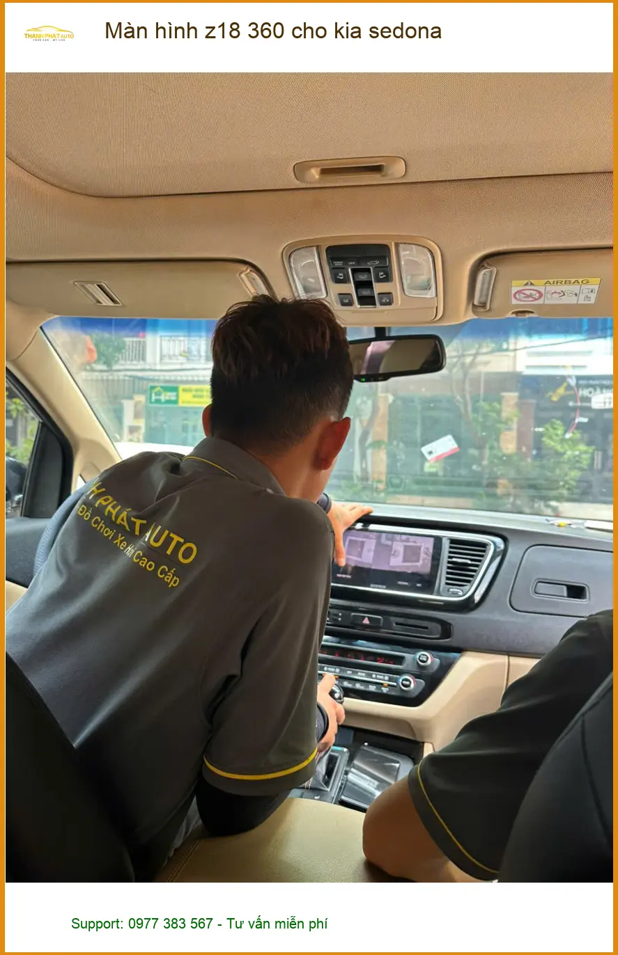 Chị Thúy lắp màn hình Z18 360 cho Kia Sedona tại Quận Tân Phú để lái xe an toàn hơn